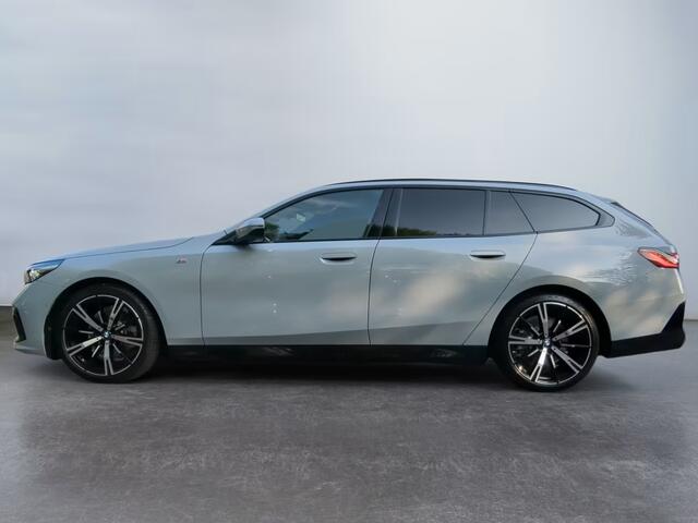 BMW 5-SERIE Touring 520dA M-SPORT ** LED, NAVi+, HuD, PANORAMA, 20-inch LMV, DRIV. ASS+ ** 1e EIG - Ex BMW AG - UNFALLFREI ** ** INFORMEER OOK NAAR ONZE AANTREKKELIJKE FINANCIAL-LEASE TARIEVEN **