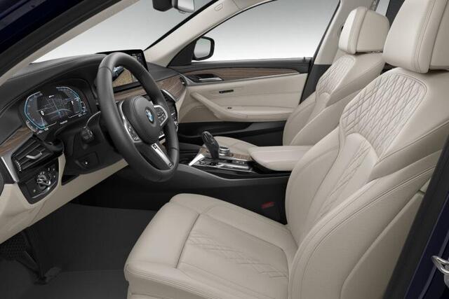 BMW 5-SERIE 545e xDrive High Executive M-Sport Adaptief Onderstel / Stuurwielrand Verwarming / Integrale Active Besturing / Achterklep Bediening Automatisch / Comfort Acces / Soft Close / Glazen Schuifdak / Stoelverwarming / Driving Assistant Prof / Laser Light / Hea
