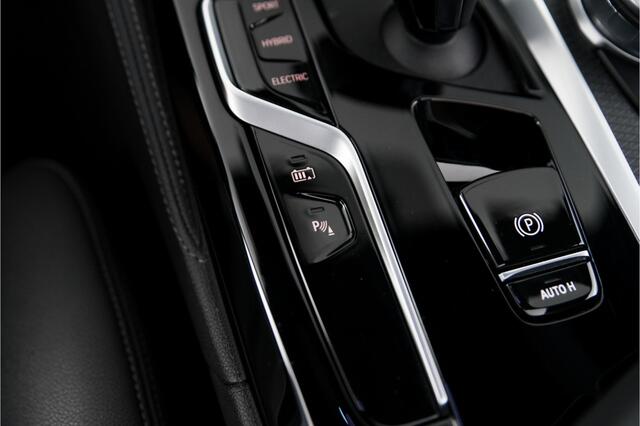 BMW 5-SERIE 530e High Executive M-sport Schuifdak Electrische trekhaak Laserkoplampen