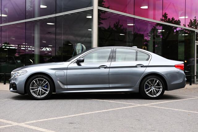 BMW 5-SERIE 530e xDrive High Executive M Sport Automaat / Sportstoelen / Soft Close / Comfort Access / Adaptieve LED / Head-Up / Stoelverwarming / BMW Live Cockpit Professional