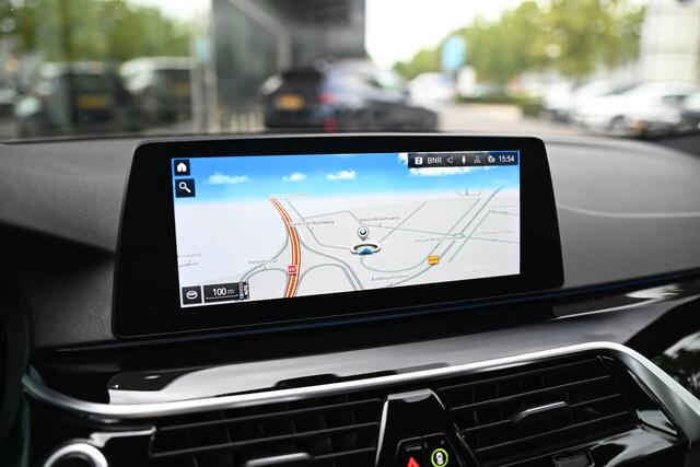 BMW 5-SERIE 530e xDrive High Executive M Sport Automaat / Sportstoelen / Soft Close / Comfort Access / Adaptieve LED / Head-Up / Stoelverwarming / BMW Live Cockpit Professional