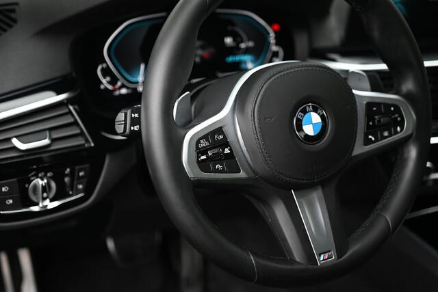 BMW 5-SERIE 530e xDrive High Executive M Sport Automaat / Sportstoelen / Soft Close / Comfort Access / Adaptieve LED / Head-Up / Stoelverwarming / BMW Live Cockpit Professional