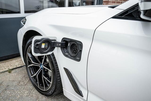 BMW 5-SERIE 530 530e xDrive High Executive | M-Sport | Shadow | Panorama | Laser | Leder | Camera | Trekhaak | 19' inch | Hifi |