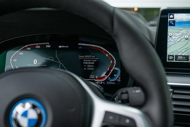 BMW 5-SERIE 530 530e xDrive High Executive | M-Sport | Shadow | Panorama | Laser | Leder | Camera | Trekhaak | 19' inch | Hifi |