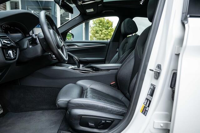 BMW 5-SERIE 530 530e xDrive High Executive | M-Sport | Shadow | Panorama | Laser | Leder | Camera | Trekhaak | 19' inch | Hifi |