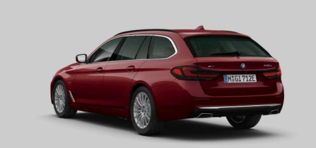 BMW 5-SERIE Touring 530e Business Edition Plus Luxury Line - Panoramadak - Comfort Access - Parking/Driving Assistant - Active protection - Active Cruise Control - Head up - Comfortstoelen - Elektrisch verwarmde voorstoelen -