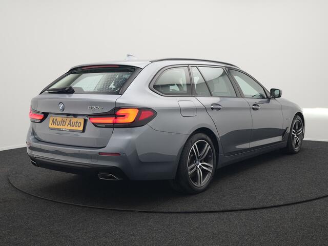 BMW 5-SERIE Touring 530e Executive Plug In Hybrid 293pk Dealer O.H PHEV | Panodak | Harman Kardon | Camera | Lederen Bekleding | Navi Pro | Apple Carplay | M Sportstuur | 18"L.M | Sfeerverlichting |