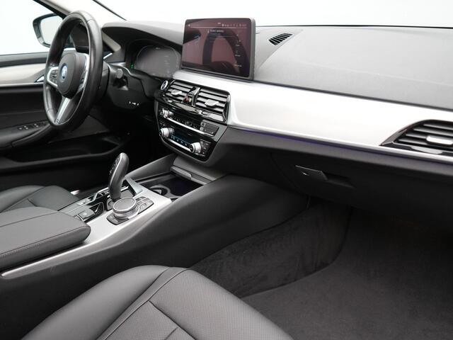 BMW 5-SERIE Touring 530e Executive Plug In Hybrid 293pk Dealer O.H PHEV | Panodak | Harman Kardon | Camera | Lederen Bekleding | Navi Pro | Apple Carplay | M Sportstuur | 18"L.M | Sfeerverlichting |