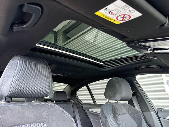 BMW 5-SERIE Sedan 530e xDrive M Sportpakket / Innovation Pack / Trekhaak / Schuif-/kanteldak / Soft-Close