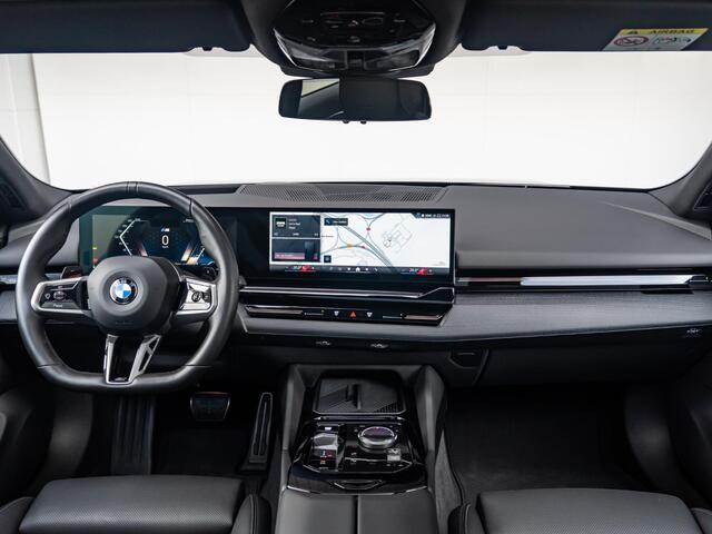 BMW 5-SERIE Touring 540d xDrive | M Sportpakket Pro | Innovation Pack | Comfort Access | Harman-Kardon | Panoramadak | Stoelverwarming | Trekhaak