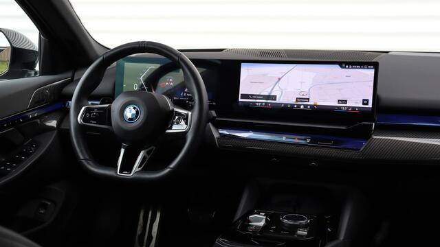 BMW 5-SERIE 550e xDrive M-Sport Pro | Bowers & Wilkins | Stoelventilatie | Panoramdak | Trekhaak | Carbon