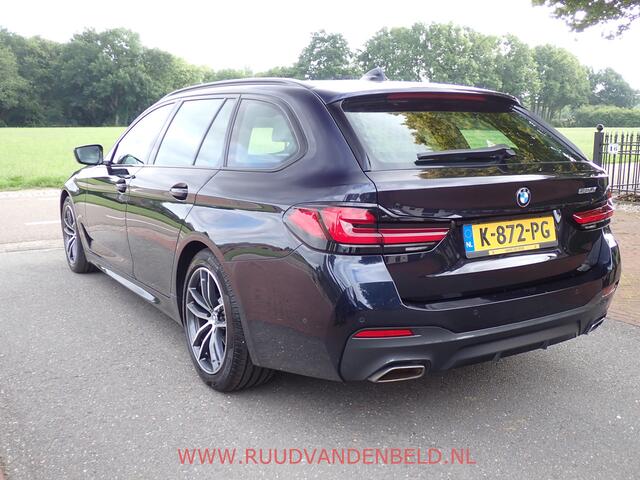 BMW 5-SERIE Touring 520i LCI M-PAKKET SHADOWLINE PANODAK/COMFORTLEER/TREKHAAK