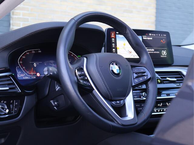 BMW 5-SERIE 520d Business Edition Plus | ACC | 4 wiel sturing | Pano | HUD |