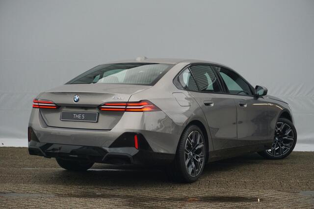BMW 5-SERIE Sedan 520i | M Sportpakket | Equipment Pack Professional | Travel Pack | Comfort Pack - Hi Five