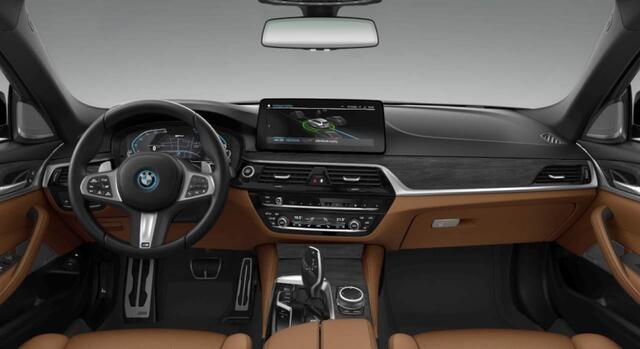 BMW 5-SERIE Touring 530e xDrive M-Sport | Panoramadak | CoPilot | Laser | Head Up
