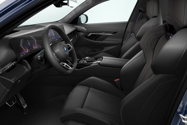 BMW 5-SERIE Sedan 550e xDrive | M Sport Pro | Innovation Pack | Travel Pack | Comfort Pack | Trekhaak | Driving Assistant Professional | Adaptief M Onderstel Professional