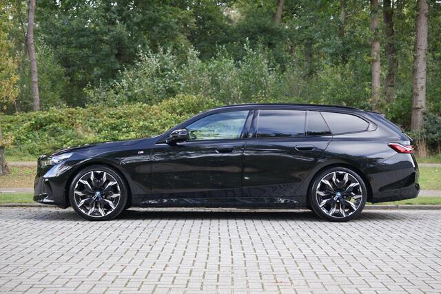 BMW 5-SERIE Touring 540d xDrive M-sport | Pano | HUD | Bowers & Wilkins | Keyless | 21" | Iconic Glow | 360 | Standkachel | Adap Cruise | Veganza Zwart interieur | etc.