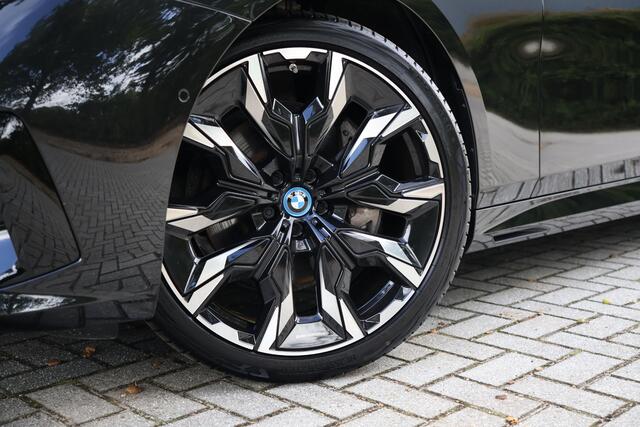 BMW 5-SERIE Touring 540d xDrive M-sport | Pano | HUD | Bowers & Wilkins | Keyless | 21" | Iconic Glow | 360 | Standkachel | Adap Cruise | Veganza Zwart interieur | etc.