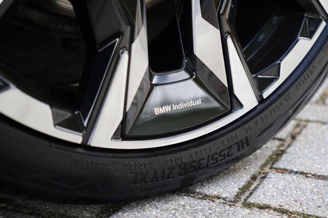 BMW 5-SERIE Touring 540d xDrive M-sport | Pano | HUD | Bowers & Wilkins | Keyless | 21" | Iconic Glow | 360 | Standkachel | Adap Cruise | Veganza Zwart interieur | etc.