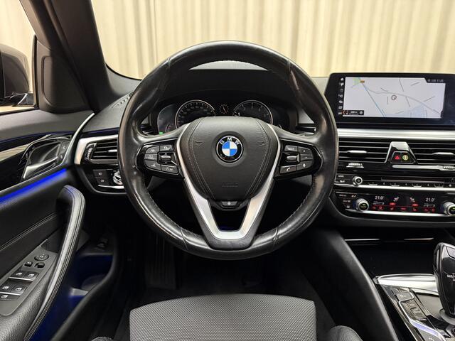 BMW 5-SERIE Touring 520i *Panodak* Sportline / Head-Up / Keyless / Adapt. Cruise / Elek. Trekhaak / Stuur-/Stoelverw. / 360 Camera / Navigatie / 18'' LMV