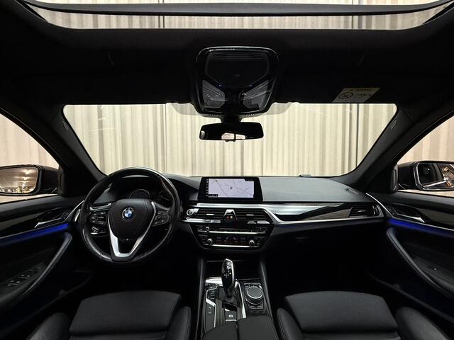 BMW 5-SERIE Touring 520i *Panodak* Sportline / Head-Up / Keyless / Adapt. Cruise / Elek. Trekhaak / Stuur-/Stoelverw. / 360 Camera / Navigatie / 18'' LMV