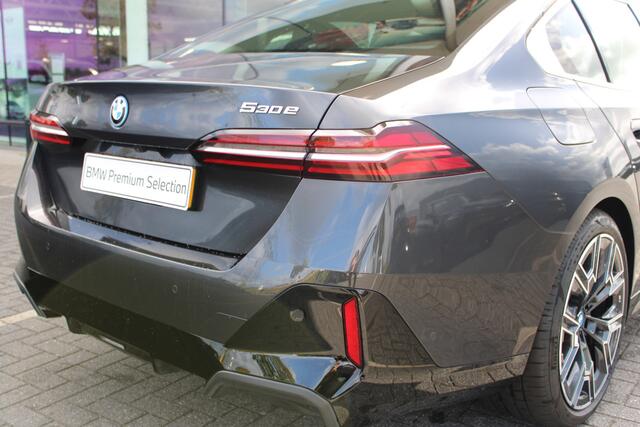 BMW 5-SERIE 530e M Sport Automaat / Panoramadak / Parking Assistant Professional / Adaptieve LED / Comfort Access / Stoelventilatie / Stuurverwarming / M Sportonderstel
