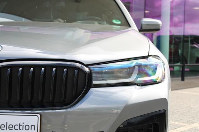 BMW 5-SERIE 530e High Executive M Sport Automaat / Schuif-kanteldak / Trekhaak / Laserlight / Achteruitrijcamera / Stoelventilatie / Head-Up / Active Steering