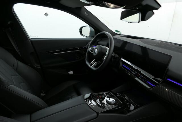 BMW 5-SERIE Touring 520i M-Sport Pro | Trekhaak | Driv. Ass. Pro | Stoelventilatie | Standkachel | | Bowers & Wilkins Surround Sound System |