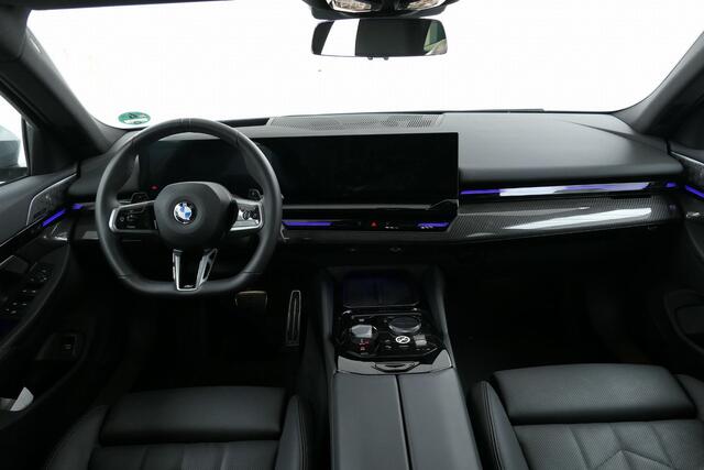 BMW 5-SERIE Touring 520i M-Sport Pro | Trekhaak | Driv. Ass. Pro | Stoelventilatie | Standkachel | | Bowers & Wilkins Surround Sound System |