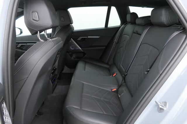 BMW 5-SERIE Touring 520i M-Sport Pro | Trekhaak | Driv. Ass. Pro | Stoelventilatie | Standkachel | | Bowers & Wilkins Surround Sound System |