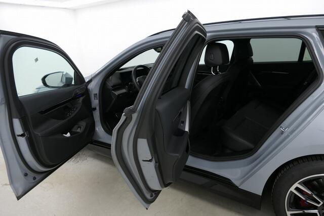 BMW 5-SERIE Touring 520i M-Sport Pro | Trekhaak | Driv. Ass. Pro | Stoelventilatie | Standkachel | | Bowers & Wilkins Surround Sound System |