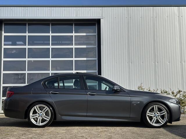 BMW 5-SERIE 520i M Sport Edition High Executive 184pk | Bi-xenon koplampen | Cruise control | Lederen bekleding | Parkeersensor voor en achter | Voorstoelen verwarmd | Prachtig exemplaar!