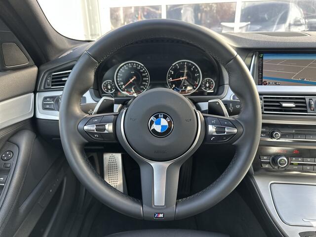BMW 5-SERIE 520i M Sport Edition High Executive 184pk | Bi-xenon koplampen | Cruise control | Lederen bekleding | Parkeersensor voor en achter | Voorstoelen verwarmd | Prachtig exemplaar!