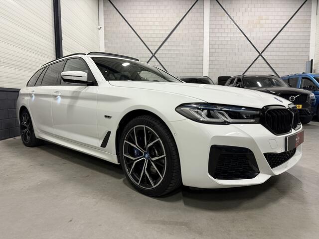 BMW 5-SERIE Touring 530e xDrive M-Sport PANO/LASER/TREKHAAK/HEAD-UP/VOL-LEER SPORT/KEYLESS/19"M-SPORT/CAMERA/SHADOW-LINE/DONKERE-HEMEL/VOLLEDIG BMW DEALER HISTORIE