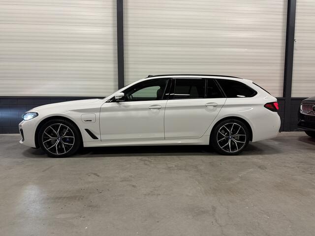 BMW 5-SERIE Touring 530e xDrive M-Sport PANO/LASER/TREKHAAK/HEAD-UP/VOL-LEER SPORT/KEYLESS/19"M-SPORT/CAMERA/SHADOW-LINE/DONKERE-HEMEL/VOLLEDIG BMW DEALER HISTORIE