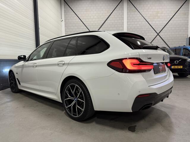 BMW 5-SERIE Touring 530e xDrive M-Sport PANO/LASER/TREKHAAK/HEAD-UP/VOL-LEER SPORT/KEYLESS/19"M-SPORT/CAMERA/SHADOW-LINE/DONKERE-HEMEL/VOLLEDIG BMW DEALER HISTORIE