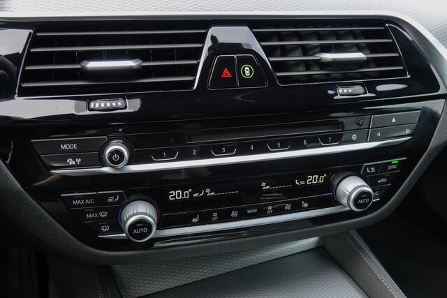 BMW 5-SERIE Touring 520i 184Pk Aut. | High Executive | M-Sport | Shadowline | Achteruitrijcamera | Panoramadak | 18''