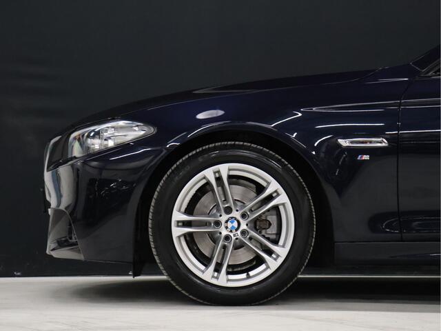 BMW 5-SERIE Touring 520i M Sport [CAMERA, TREKHAAK, AUTOMATISCHE ACHTERKLEP, AUTOMATISCHE STOELEN, CRUISE CONTROL, FLIPPERS, BLUETOOTH TELEFOON, AIRCO, NAVI, NIEUWSTAAT]