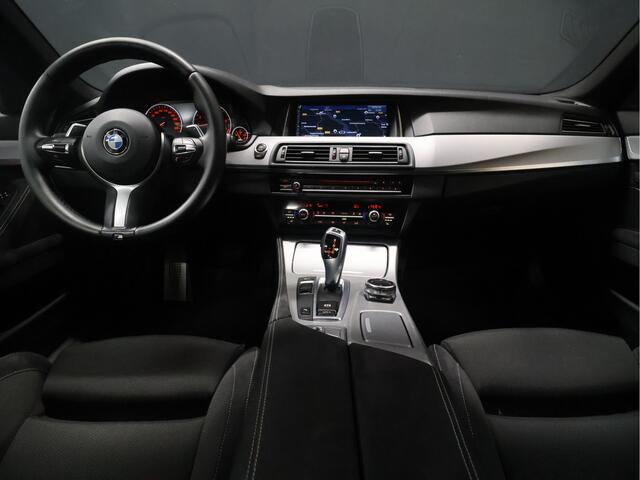 BMW 5-SERIE Touring 520i M Sport [CAMERA, TREKHAAK, AUTOMATISCHE ACHTERKLEP, AUTOMATISCHE STOELEN, CRUISE CONTROL, FLIPPERS, BLUETOOTH TELEFOON, AIRCO, NAVI, NIEUWSTAAT]