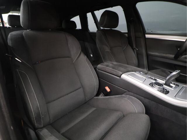 BMW 5-SERIE Touring 520i M Sport [CAMERA, TREKHAAK, AUTOMATISCHE ACHTERKLEP, AUTOMATISCHE STOELEN, CRUISE CONTROL, FLIPPERS, BLUETOOTH TELEFOON, AIRCO, NAVI, NIEUWSTAAT]