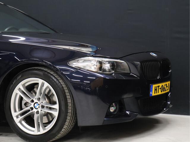 BMW 5-SERIE Touring 520i M Sport [CAMERA, TREKHAAK, AUTOMATISCHE ACHTERKLEP, AUTOMATISCHE STOELEN, CRUISE CONTROL, FLIPPERS, BLUETOOTH TELEFOON, AIRCO, NAVI, NIEUWSTAAT]