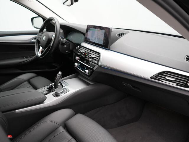 BMW 5-SERIE Touring 530e High Executive Plug In Hybrid 292pk Dealer O.H PHEV | Trekhaak Af Fabriek | Head Up | Lederen Sportstoelen Memory & Verwarmd | Apple Carplay | Stuur Verwarmd | Sfeerverlichting | Cruise Control | Camera | Navigatie | Blis | DAB |