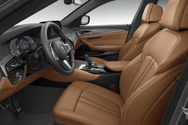 BMW 5-SERIE Sedan 530e High Executive M-Sport Head up Display / Hifi / 20inch / Getinte Ramen Achter / Driving Assistant / Stoelverwarming / Active Cruise Controle / Glazen Schuifdak