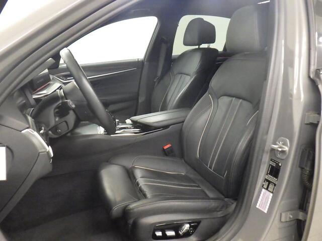BMW 5-SERIE 520I BUSINESS EDITION PLUS I M-SPORT I TREKHAAK I SCHUIFDAK I ORIG. NEDERLANDS