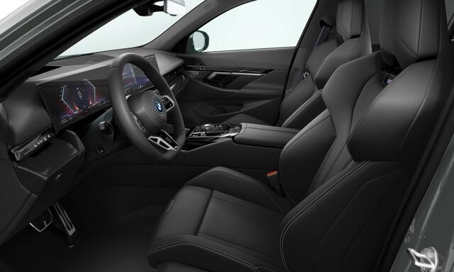 BMW 5-SERIE 550e xDrive | 21 Inch | M-Sportpakket Pro | Innovation Pack | Comfort Pack | Travel Pack | Panoramadak | Trekhaak