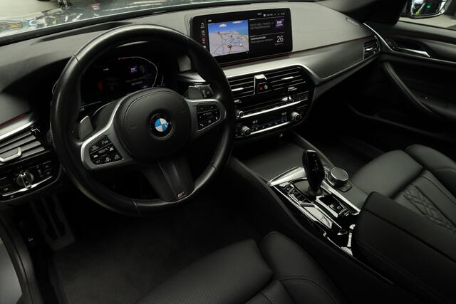 BMW 5-SERIE Touring 520i M Sport Edition Plus Sensatec HEAD-UP - Driving Assistant Professionel - Adaptief Cruise
