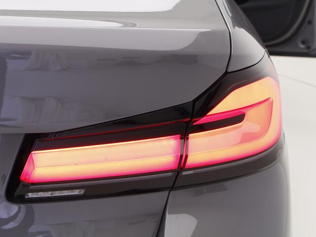 BMW 5-SERIE 520i M-Sport | Harman Kardon | Schuifdak | High Executive | Berninagrau Bernstein effect metallic