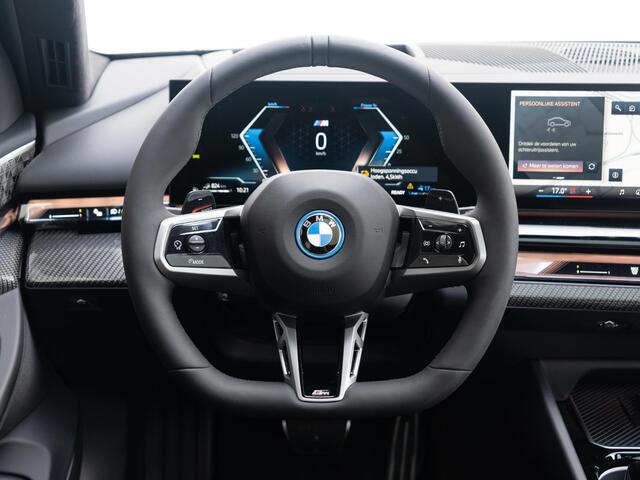 BMW 5-SERIE Touring 530e | M Sportpakket Pro | Innovation Pack | Bowers & Wilkins | Verwarmd Stuurwiel | Comfort Access | Stoelventilatie | Panoramadak | Trekhaak