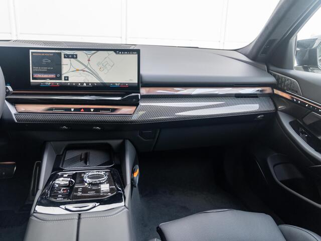 BMW 5-SERIE Touring 530e | M Sportpakket Pro | Innovation Pack | Bowers & Wilkins | Verwarmd Stuurwiel | Comfort Access | Stoelventilatie | Panoramadak | Trekhaak
