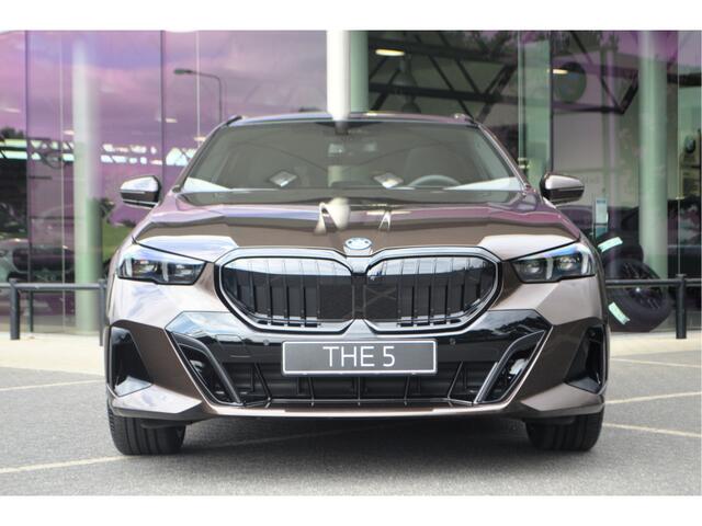 BMW 5-SERIE Touring 530e Automaat / Panoramadak / Trekhaak / Bowers & Wilkins / M Multifunctionele Stoelen / Adaptieve LED / Stoelventilatie / Parking Assistant Plus